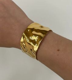 Uworld Textured Gold Cuff Plated Stainless Steel Adjustable Bangele Bracelets for Women Striking Look Minimalist Jewellery 240423