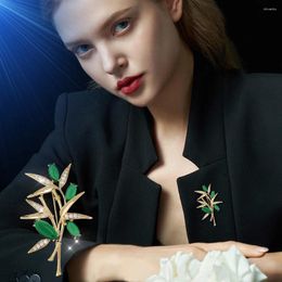 Brooches Elegant Luxury High-grade Emerald Bamboo Brooch Feminine Temperament Metal Leaf Pin Decoration Gift