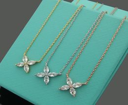 Womens Pendant Necklaces Four leaf horse drill Necklace Designer Jewelry Large and small drillas Wedding Christmas Gift2131159