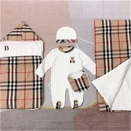 100% algodão bebê macacão meninos e meninas designer de roupas de cama recém -nascido com capuz de manga longa Bib Hold Quilt 5 peças Conjunto A1