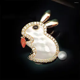 Brooches Exquisite Cute Enamel Carrot Little Narural Shell For Women Charming Clothing Freshwater Pearl Animal Accessor