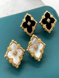 Italy Luxury Clover Designer Stud Earrings for Women Retro Vintage Simple 18K Gold Shell Clip On Ear Rings Party Jewelry3501642