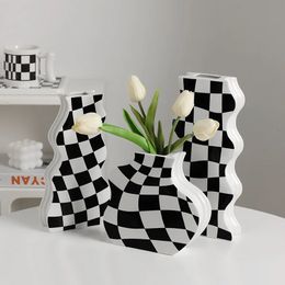 Black and White Checkered Ceramic Vase Abstract Irregular Shaped Flower Arrangement Container Crafts Home Decoration 240430