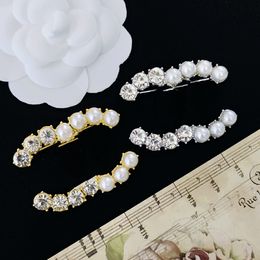 Designer Accessories for Women Pearl Brooch Famous Women Rhinestone Double Letters Brooches Suit Pin Fashion Jewellery Clothing Decoration