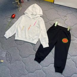 フード付きデザイナーキッズ服セットクラシックレター男の子の女の子セータースーツトップパンツツーピース2T-14T