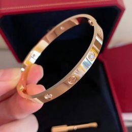 Designerschrauben -Armband Mode Luxusschmuck für Frauen Titanium Stahl Armreifen Gold plattiert nie verblassen Nicht allergisch Goldarmband Designer Party Mutter Geschenke