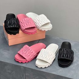 Spring summer pleated soft sheepskin thick soled slippers versatile for daily wear. They are non slip wear-resistant, and can be worn on the outside. One foot