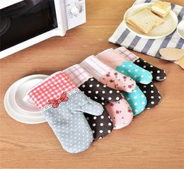 Kitchen Gloves Cotton Cloth Thickening and Heat Insulation Gloves Kitchen Microwave Oven is and Proof9946091