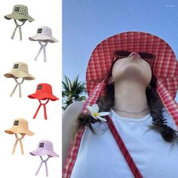 Berets Wide Brim Strap Bucket Hat Sun Protection Retro Plaid Fisherman Sticker Label Breathable Cap Vacation