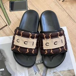 2024 Designer Sandals Flat Bottomed Slippers Summer Leather Beach Flip Flops Mens and Womens Brown Sandals Rubber Thick Soled Embroidered Slippers