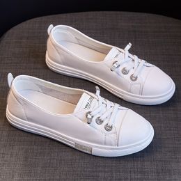 Top -Layer -Kuhläden flacher Mund kleine weiße Schuhe für den Sommer für Frauen Neue modische und vielseitige Leder lässig flache Schuhe