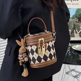 Luxury designer zipper small handbag fashionable womens bag womens leather bucket shoulder bag trend pendant womens 240426