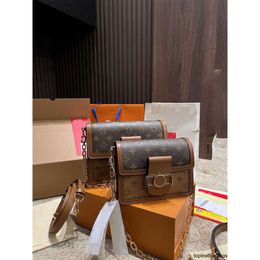 Lvse New Colour Lvity Matching Luxurys Handbag Presbyopic Postman Leather Bag Slung Over One Shoulder and Underarm Bag Chain Small Bag