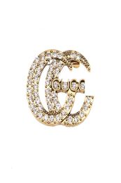 Famous Designer Brand Luxurys Desinger Brooch Women Rhinestone Pearl Letter Brooches Suit Pin Fashion Jewellery Clothing Decoration 1053628