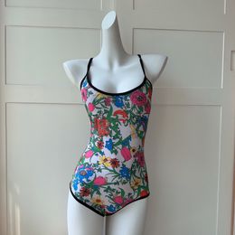 Дизайнеры One Piece Ladies Swimwear Женщины бикини сексуальный цветочный боди спа -бассейн для купальника