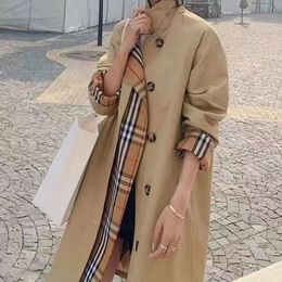 디자이너 2024 윈드 브레이커 유럽 및 미국 고급 격자 무늬 패션 재봉 가짜 두 느슨한 여성 중간 길이의 바람막이