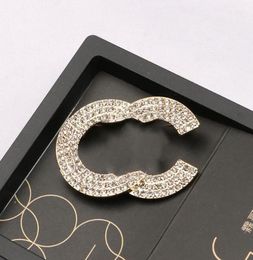 20style Letters Brooch Luxury Brand Design Women Small Sweet Wind Brooches Pearl Suit Pin Jewellery Clothing Decoration High Quality9853676