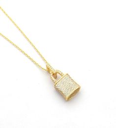 Europe America Fashion Style Lady Women Brass Chain Necklace With Engraved V Full Diamond Lock Pendant Gift1358784