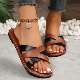Slippers 2024 New Summer Style Fashionable Comfortable and Casual Colour Matching Flat Bottom Wear-resistant Beach Sandals H240504