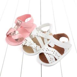 Första Walkers Baby Girl Sandals Hollow Pu Högkvalitativ mjuk bomullsula för småbarn Girls 0-18 månader Vacker födelsedagspresent 2024 Nytt mode H240504