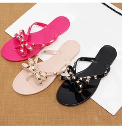 2021 fashion women sandals flat jelly shoes bow V flip flops stud beach shoes summer rivets slippers Thong sandals nude3531110