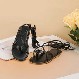 Sandals 2024 New Girls Shoes Black Cross Strap Roman Summer Soft Sole Comfort Kids Princess Flat Casual Flip Flop H240504
