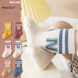 Meias infantis Kids Kids Knit Soft Fashion Letter Meias Baby Middle Tube Meias longas meias para crianças meninas de meninos infantis Y2405040TQE