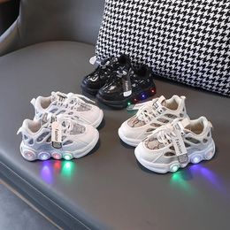 Spor ayakkabı çocuklar moda LED hafif ayakkabı mektup dokuma örgü nefes alamaz1-6 yaş parlak ayakkabılar rahat spor ayakkabıları erkek ayakkabıları 240429