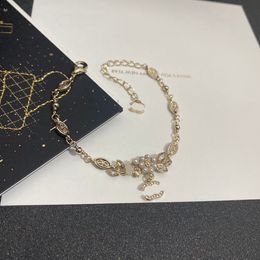 Boutique Gold-plattierter Markendesigner modisch lässig vielseitig hochwertiges Diamant-eingelegtes Armband mit Box Geburtstagsfeier