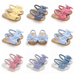 Pierwsze spacerowicze Baby Girls Bow Knot Sandals Sandali Summer Sole Sole Flat Princess Dress Buty Niemowlę Niepoślizgowe obuwie 0-18m H240504