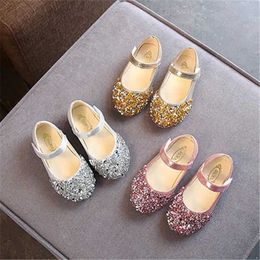 Flat shoes 2024 Spring/Summer Girls Sandals Low High Heels Light Cut Sequin Princess Shoes Pearl Decoration Childrens H240504