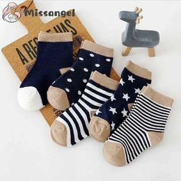 Barnstrumpor 5pairs/Lot 2023 Baby Socks for Kids Girls Boy Cotton Stripe Cartoon Animals Summer Toddler Sticked Socks Nyfödda Bebe Clothes Y240504