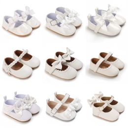 Första vandrare 0-18 månader Vit Neonatal Soft Sole Girl Baby Upper Pu Non Slip Rubber Söta Princess Shoes Walking H240504