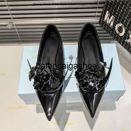 Pradshoes Patent Prades Flats Оригами заостренные цветочные сандалии треугольник элегантные насосы с низким каблуком Балерина для женщин -дизайнерских обуви 3D кожаные цветы Slippe