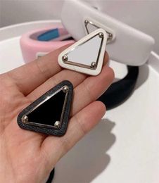 Suits Mens Pins Luxury Designer Jewelry Women Brooches Triangle Clothes Accessories Ties Pin Bag Pendant Womens Brosche Black Clas3260537