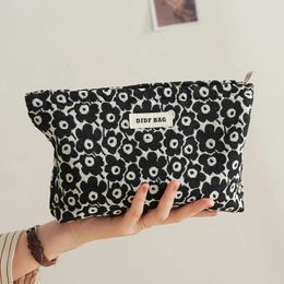 Cosmetic Organizer Womens Makeup Bag Black and White Plum Blossom Pattern Large Capacity Cosmetics Storage Bag Commuter Handy Hand Clutch Bag Ins Y240503