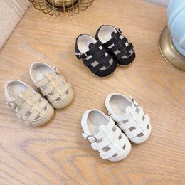 Primeiros caminhantes sandálias de bebê para meninos meninas verão Novos sapatos anti-deslizamento macio Hollow out de couro para criança infantil h240504