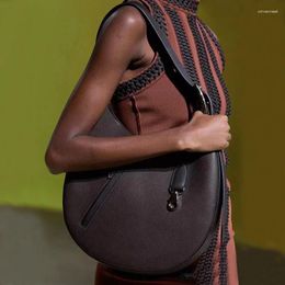 Shoulder Bags 2024 Show Off Women's Handbags Large Capacity Round Warm Bag Women Unisex Wide Belt Tote