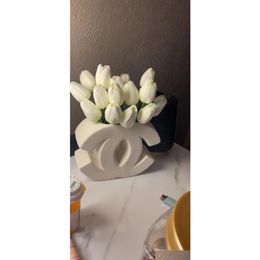 Vases Luxury Ceramic Vase Designer Classic Logo Shape White Ins Style High-End Floral Cream Nordic Dining Table Decoration Home Entran Otcwv