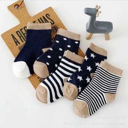 Barnstrumpor 5pairs baby strumpor Nyfödda baby boy strumpor 1-8 år Pure Cotton Animal Design Fadeless Soft Childrens Socks for Girls Y240504