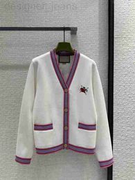 Kadın Sweaters Tasarımcısı Milan Pist 2024 Yeni Bahar V Boyun Uzun Kol Üstleri Marka Aynı Stil Katlar Tasarımcı Sweater 0312-5 EWRV