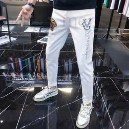 Erkekler Kot Tasarımcı İşlemeli Beyaz Kotlar, Yeni Modeli İnce Fit Trendi, Gündelik Üst düzey Küçük Ayak Elastik Pantolon 56N2