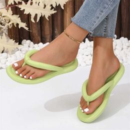 Slippers 2024 New Summer Style Fashionable and Comfortable Wedge-heeled Thick-soled Non-slip Beach Flip-flops for Women H240504