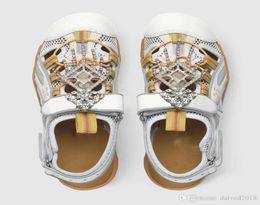 Neue europäische klassische Luxusstil Damen Sandalen FlatSoled Pantoffers Modes Schuhe Wasserbohrer Dekoratives Netz Leder Spleißen MA8128919