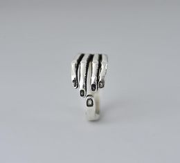 Personality Vintage Silver Women039s Open Skeleton Rings Gothic Biker Skull Hand Ring for Man Punk Man039s Knuckle Cool Jewe2879105