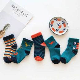 Barnstrumpor 5 par/Lot Baby Toddler Boys Socks Main Fabric Cotton Dinosaur Animal Print Söta strumpor för flickor Fall Kids Fashion Mid Socks Y240504