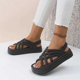 Sandals 2024 New Summer Style Fashionable Comfortable and Wear-resistant Flat Casual Thick-soled One-strap Platform Shoes H240504