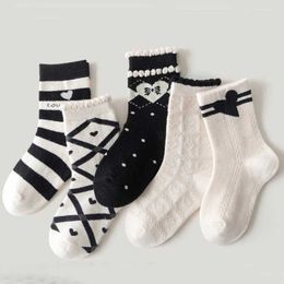 Barnstrumpor barns strumpor flickor våren Autumn Winter Cotton Socks Mid-tube strumpor stora barn babystrumpor 2-12 år Y240504