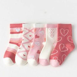 Kids Socks 5 pairs/batch of childrens soft cotton socks Korean love heart-shaped printed baby girl socks Autumn and winter warm childrens medium tube socks Y240504