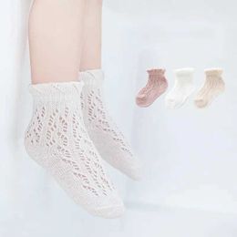 Barnstrumpor 3 par spanska våren/sommarflickestrumpor Nyfödda barnbarn Söta ihåliga strumpor Toddler Girl Princess Cotton Socks för 1-6 år Y240504